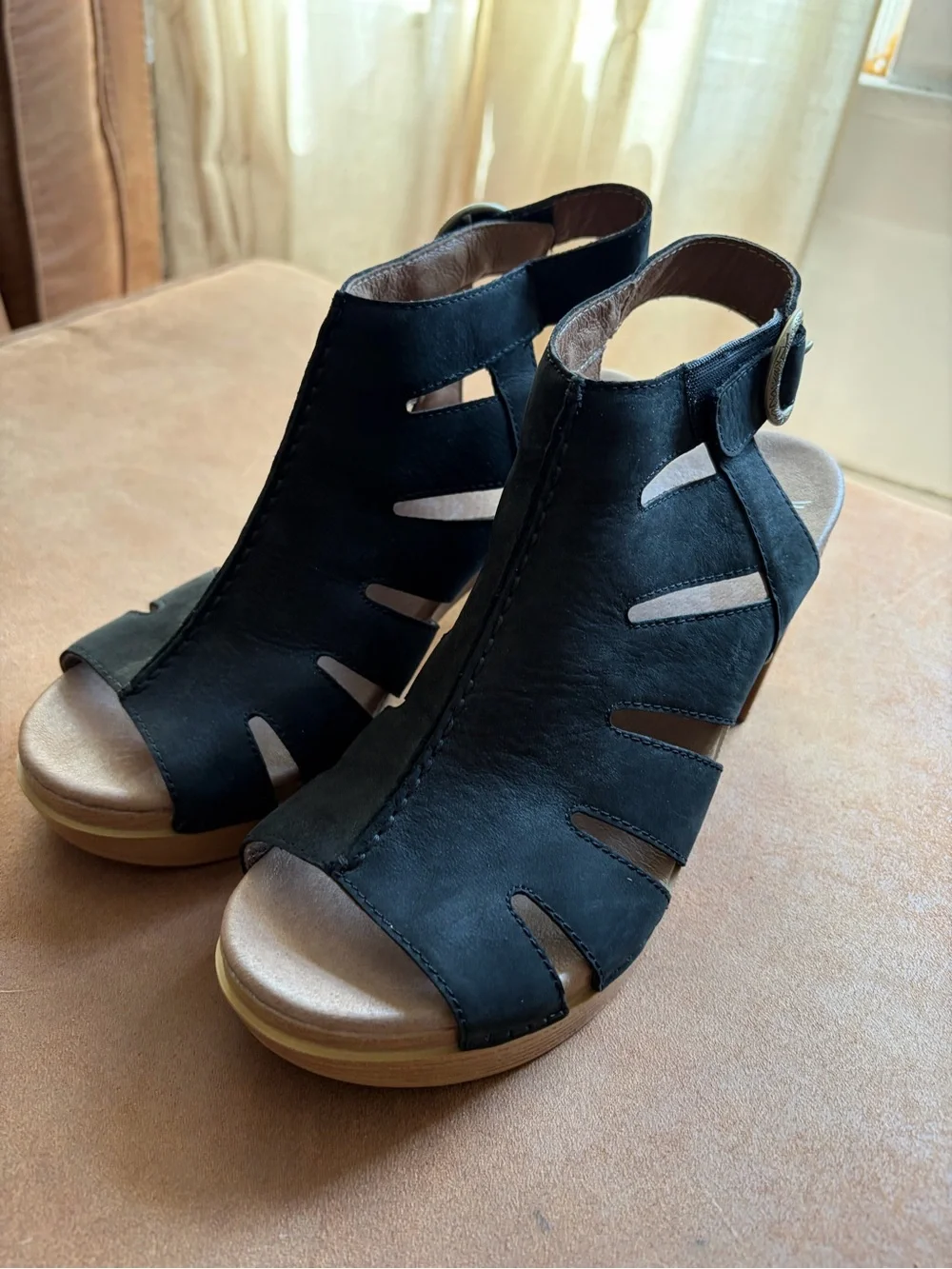 Dansko Black Leather Gladiator Platform Heel Sandals Size 39 8.5-9